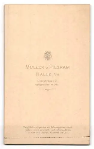 Fotografie Müller & Pilgram, Halle a. S., Poststrasse 9, Porträt einer jungen Frau in elegantem Kleid