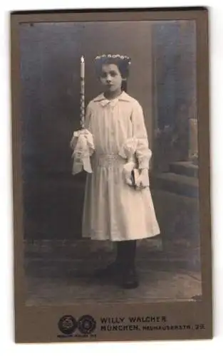 Fotografie Willy Walcher, München, Neuhauserstr. 29, Mädchen mit Kerze in weissem Kleid