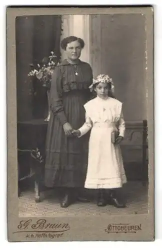 Fotografie G. Braun, Ottobeuren, Feierliches Porträt einer Frau mit einem Mädchen