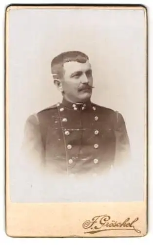 Fotografie Franz Gröschel, Rumburg, Klostergasse, Porträt eines Soldaten in Uniform