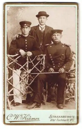 Fotografie C.W. Krämer, Strassburg i. E., Alter Fischmarkt No. 5, Zwei Soldaten in Uniform und ein Herr im Anzug