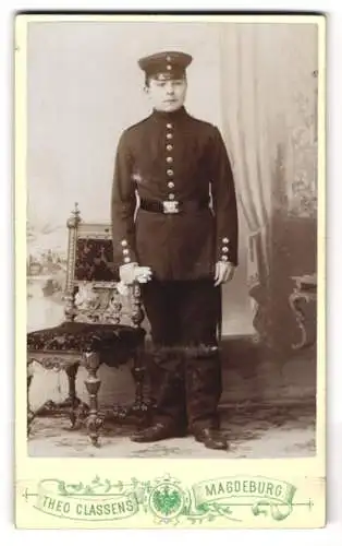 Fotografie Theo Classens, Magdeburg, Fürstenstrasse, Junger Soldat in Uniform im Atelier