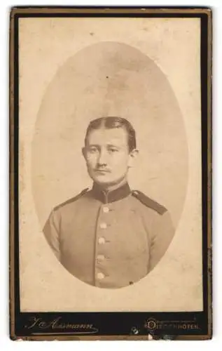 Fotografie J. Assmann, Diedenhofen, Collegiumstrasse 103, Porträt eines jungen Soldaten in Uniform