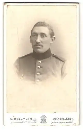 Fotografie A. Hellmuth, Aschersleben, Johannispromenade, Porträt eines Soldaten in Uniform