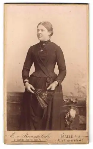 Fotografie E.v. Brauchitsch, Halle a. S., Alte Promenade 4, Porträt einer Dame mit Fächer