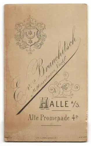 Fotografie E.v. Brauchitsch, Halle a. S., Alte Promenade 4, Porträt einer Dame mit Fächer