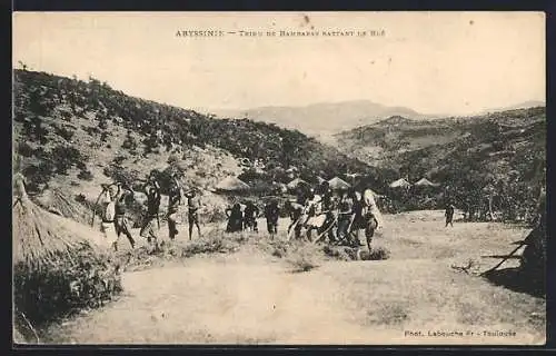 AK Abyssinie, Tribu de Bambaras battant le Blé