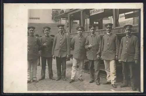 Foto-AK Köln, Schaffner vor der Strassenbahn, Rundbahn 18