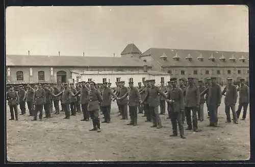 Foto-AK Freiburg /Breisgau, Kaserne, Soldaten in Uniform auf dem Platz