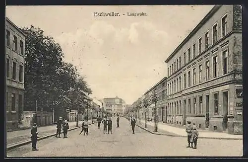 AK Eschweiler, Strasse Langwahn mit Abzweig und Knabengruppe