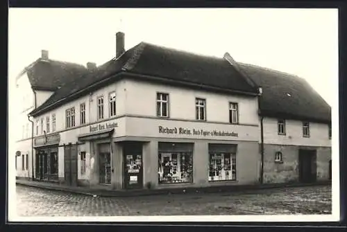 Foto-AK Buttstädt, Papier- u. Musikalienhandlung Richard Klein, von der Strasse gesehen