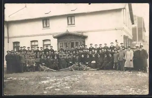 Foto-AK Wangerooge, Marinestation, Soldaten in Uniform vor der Station aufgestellt