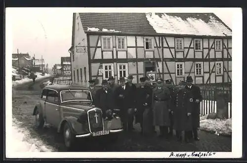 Foto-AK Hersfeld, Gasthaus Adler in 1942, Bes. Ernst Daube, Aussenansicht mit Offizieren