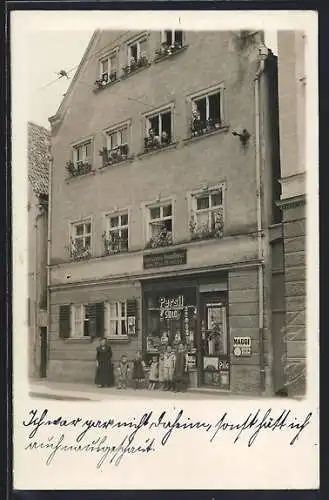 Foto-AK Augsburg, Geschäft Pius Benkart mit Anwohnern