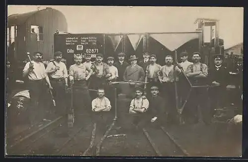 Foto-AK Köln, Bahnarbeiter auf den Gleisen, 1915