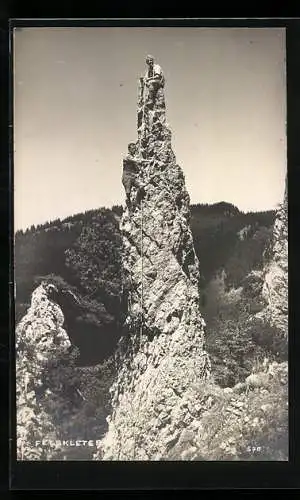 Foto-AK Zwei Bergsteiger auf einer Felsspitze