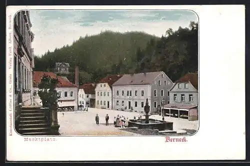 AK Berneck / Fichtelgebirge, Marktplatz mit Brunnen