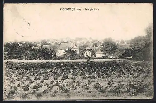 AK Riousse, Nièvre, Vue générale avec un fermier dans un champ