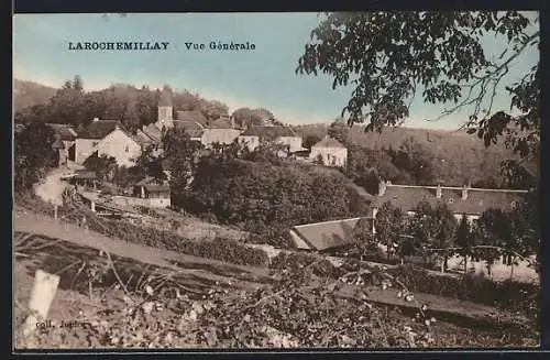 AK Larochemillay, vue générale du village entouré de verdure