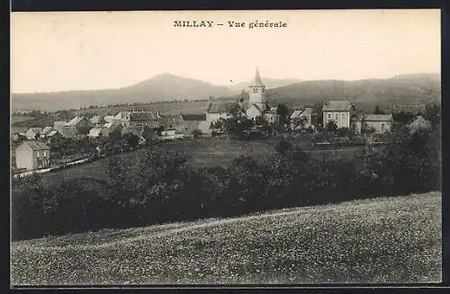 AK Millay, vue générale du village avec église et collines en arrière-plan