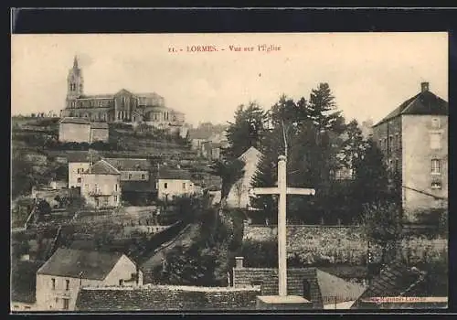 AK Lormes, Vue sur l`église et le village avec grande croix au premier plan