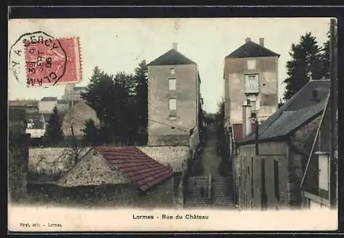 AK Lormes, Rue du Château avec bâtiments historiques et escaliers