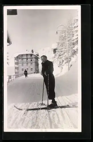 AK Mann mit Skiern und Skistöcken im Schnee