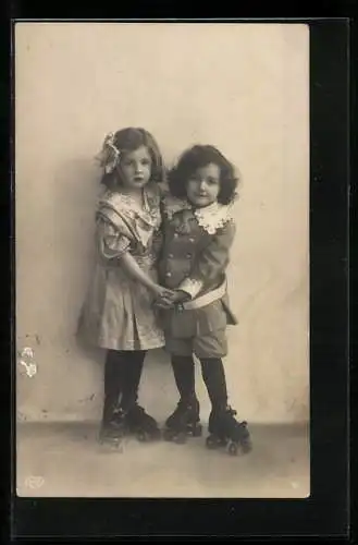 AK Kleines Paar auf Rollschuhen hält Händchen