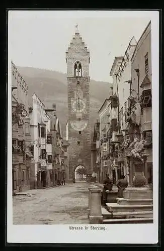 Foto-AK Fritz Gratl: Sterzing, Strasse in Sterzing mit Statue und Turm