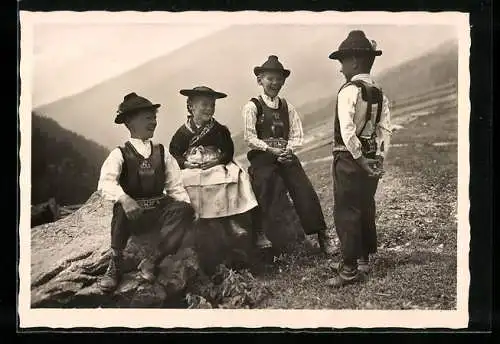 AK Valle di Sarentino, Vier lachende Kinder in Tracht