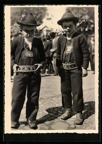 AK Val Sarentino, Zwei kleine Jungen in Tracht