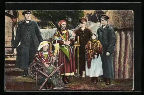 AK Polnische Familie in Tracht am Spinnrad