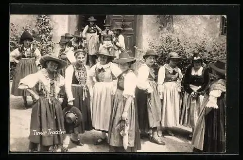 AK Eine Gruppe Frauen in tiroler Trachten