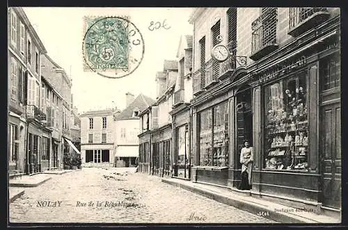 AK Nolay, Rue de la République mit Geschäften und Fussgängern