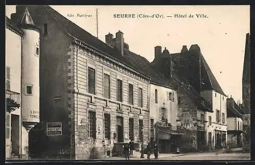 AK Seurre, Hôtel de Ville avec des passants sur la rue