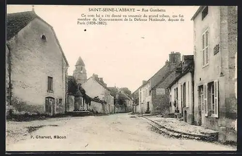 AK Saint-Seine-l`Abbaye, Rue Gambetta avec bâtisses anciennes et église en arrière-plan