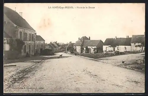 AK La Roche-en-Brenil, Place de la Danse