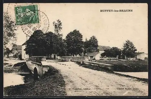 AK Ruffey-lès-Beaune, Vue du Pont et des Maisons au Bord de la Rivière