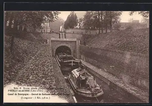 AK Pouilly-en-Auxois, Canal de Bourgogne, Convoi de Bateaux sortant du Tunnel