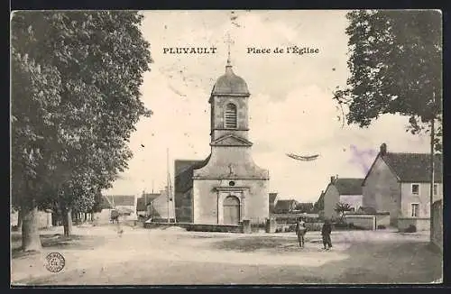 AK Pluvault, Place de l`Église avec personnes sur la place