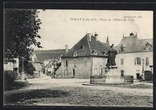 AK Nolay, Place de l`Hôtel-de-Ville mit Statue und historischen Gebäuden