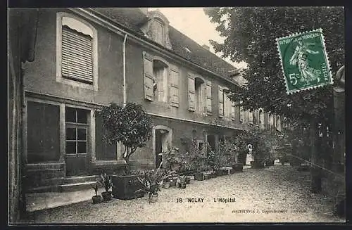 AK Nolay, l`Hôpital avec jardin et plantes en pots