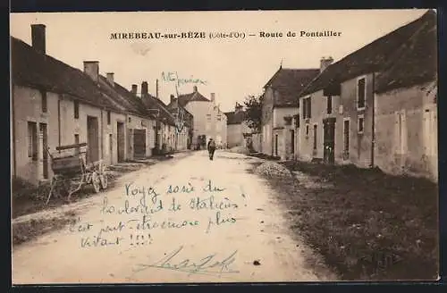 AK Mirebeau-sur-Bèze, Route de Pontailler avec villageois et maisons