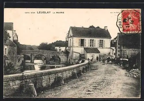 AK Leuglay, la mairie avec pont et rue animée