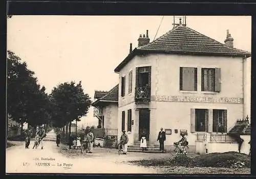 AK Les Laumes, La Poste avec des cyclistes et des passants