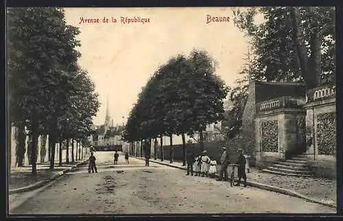 AK Beaune, Avenue de la République avec des passants et arbres