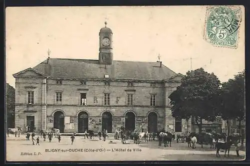 AK Bligny-sur-Ouche, L`Hôtel de Ville avec des chevaux et des personnes sur la place