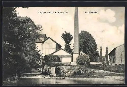 AK Arc-sur-Tille, Le Moulin avec cheminée et bâtiments industriels au bord de la rivière