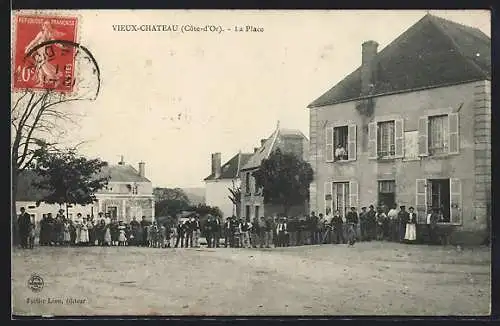 AK Vieux-Château, la place animée avec des habitants devant des maisons