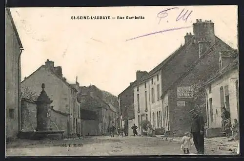 AK St-Seine-l`Abbaye, Rue Gambetta avec fontaine et bâtiments